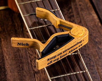 Individuell gravierter hölzerner Name / Nachricht Gitarrenkapo, personalisiertes Gitarrenzubehör, perfektes bedeutungsvolles Geschenk für Gitarist / Gitarristen