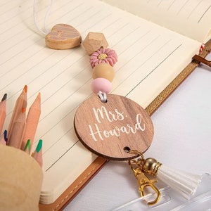 Cordão personalizado estilo boho para professor com nome, cordão personalizado estilo boho de madeira para professor, porta-identidade para cordão para professor, presente personalizado para professor