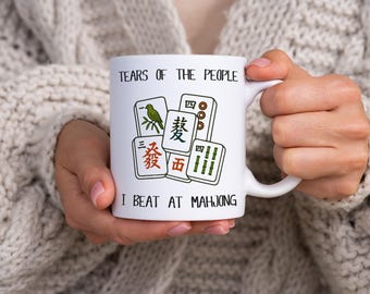 Taza de Mahjong Divertida de Cerámica de 325 ml - Lágrimas de la gente a la que vencí al Mahjong, Regalo para amantes del juego, Vaso único para fans del Mahjong