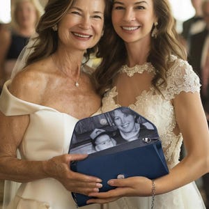 Gepersonaliseerde vlinderdas-koppeling met aangepaste foto, moeder van bruid huwelijkscadeau, iets ouds foto prop portemonnee voor moeder, Moederdag-clutch afbeelding 5