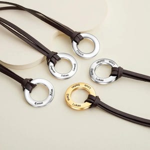 Custom Engraved 4 Names Circle Pendant Necklace with Leather Chain, Family Names Hoop Men&#39;s Leather Necklace, Men&#39;s Sentimental Gift