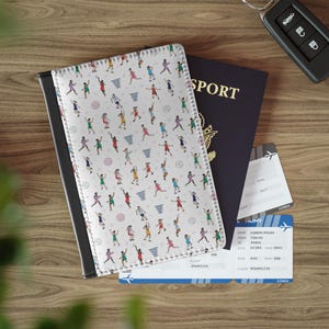 Paspoortomslag met korfbalprint, netbalspeler vegan leren paspoorthoes met kaarthoudervakken, reiscadeau korfbalspeler/coach
