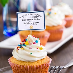 Topper per cupcake con diploma di laurea personalizzati (set da 12), decorazioni per torte della classe del 2025, decorazioni per feste di laurea delle scuole superiori/universitarie