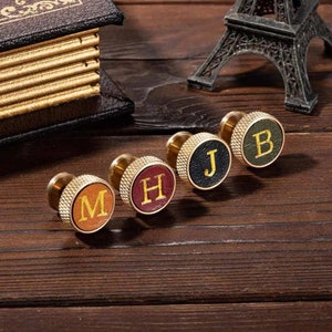 Gemelos de cuero de latón moleteado con iniciales personalizadas, gemelos de cuero con monograma para hombre, gemelos para padrinos de boda, accesorios Sauve para hombre