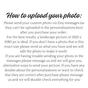 Op de afbeelding: Witte achtergrond met zwarte tekst: "Hoe u uw foto uploadt:" gevolgd door instructies voor het verzenden van aangepaste foto's via Etsy-berichten na aankoop. De ideale fotogrootte wordt ook vermeld.