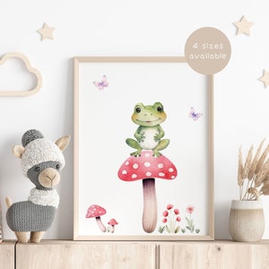 Könnte beinhalten: Eine Aquarell-Illustration eines grünen Frosches, der auf einem roten und weißen Pilz mit weißem Hintergrund sitzt. Es gibt zwei Schmetterlinge und kleine rote Blumen in der Illustration. Der Text "4 Größen verfügbar" befindet sich in der oberen rechten Ecke des Bildes.