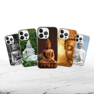 Puede incluir: Una colección de fundas para teléfonos con imágenes de Buda. Las fundas muestran Budas sentados, estatuas en jardines y primeros planos de rostros de Buda. La paleta de colores incluye tonos marrones, dorados, blancos y verdes, ofreciendo diversas representaciones.