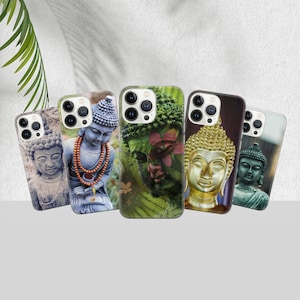 Può includere: Una collezione di cinque custodie per telefono con immagini di statue di Buddha. Le custodie presentano vari colori e texture, tra cui pietra, oro e verde, con raffigurazioni dettagliate del volto e della forma del Buddha. Le custodie sono disposte in fila.