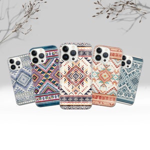 Puede incluir: Cinco fundas para teléfono con patrones geométricos coloridos. Las fundas presentan una variedad de diseños en tonos de azul, rojo, amarillo y blanco. Las fundas están dispuestas en forma de abanico, mostrando los diferentes patrones.