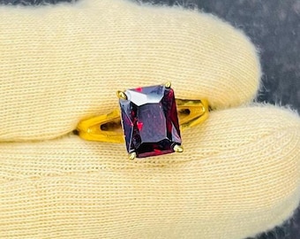Anillo rectangular de oro de 14k con granate: Piedra de nacimiento de enero