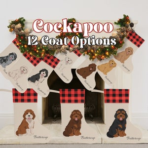 Puede incluir: Doce calcetines de Navidad diferentes con un perro de raza Cockapoo con varios colores de pelaje. Los calcetines son beige con un puño de cuadros de búfalo rojo y negro. Cada calcetín tiene el nombre "Buttercup" bordado en la parte inferior.