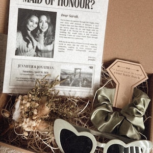 Trauzeugin Vorschlag Box: Personalisierte Zeitung, Scrunchie & Blumen