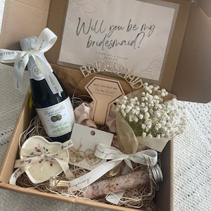 Brautjungfer Vorschlag Geschenkbox: Handgefertigte Kerze, Blumenohrringe & Blumenstrauß