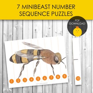 Könnte beinhalten: Rustikales Holzschild mit dem Text "Welcome to our home" in weißer Schrift. Das Schild hat eine Used-Optik und ein schlichtes Design, ideal für den Eingangsbereich.