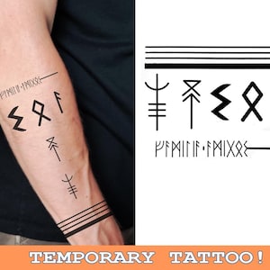 Puede incluir: Hoja de tatuaje temporal con diseños de tinta negra de varias runas y símbolos. La hoja incluye el texto "¡Tatuaje temporal!" en la parte inferior.