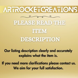 Pu&ograve; includere: Un'immagine di testo con sfondo dorato e testo bianco. Il testo recita "ARTROCKETCREATIONS" seguito da un vortice decorativo e dal testo "PLEASE READ THE ITEM DESCRIPTION". Sotto il testo c'&egrave; un paragrafo che recita "La nostra descrizione dell'articolo spiega chiaramente e accuratamente di cosa si tratta. Se hai bisogno di ulteriori chiarimenti, contattaci. Miriamo alla tua piena soddisfazione."