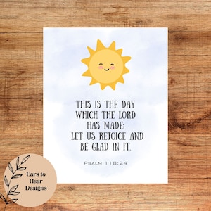 Puede incluir: Un diseño de arte de pared imprimible con un sol amarillo con una cara sonriente. El texto dice "Este es el día que hizo Jehová; alegrémonos y regocijémonos en él. Salmo 118:24".