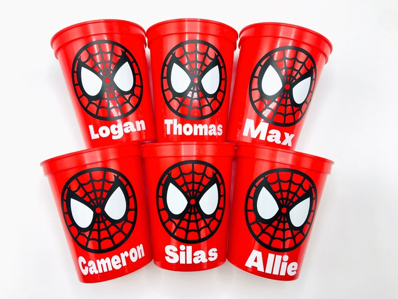 Puede incluir: Seis vasos de pl&aacute;stico rojos con un dise&ntilde;o de Spider-Man y nombres personalizados: Logan, Thomas, Max, Cameron, Silas y Allie.
