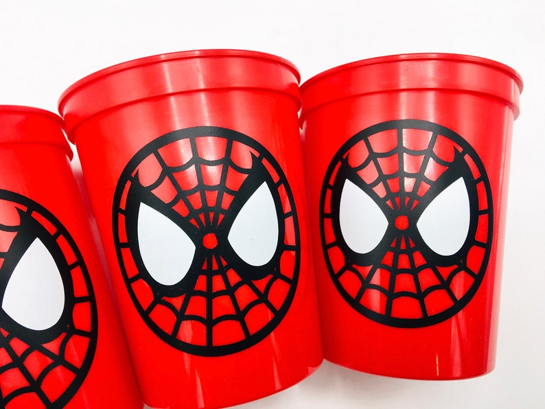 Puede incluir: Tres vasos de pl&aacute;stico rojos con un dise&ntilde;o de Spider-Man en blanco y negro. Los vasos son perfectos para una fiesta o evento.
