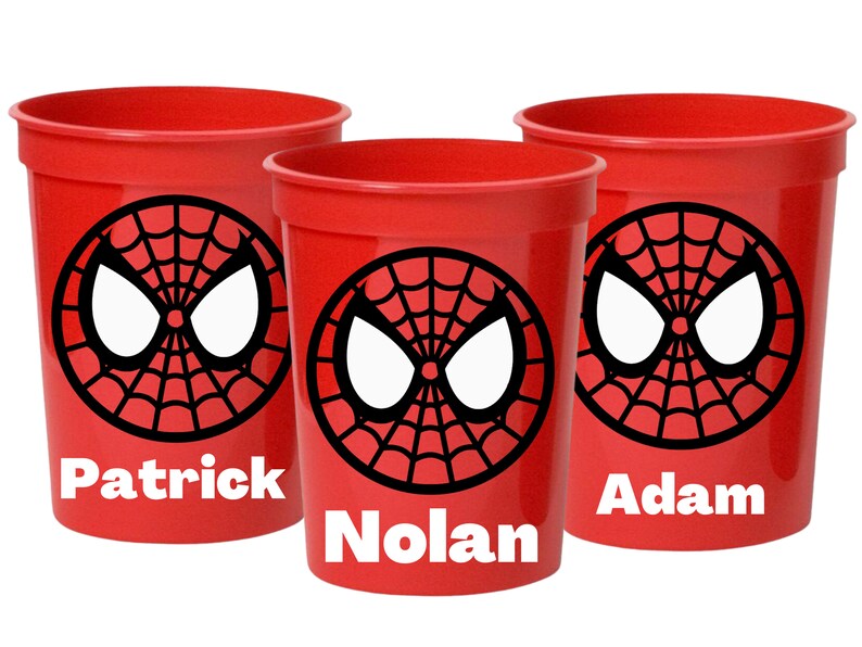 Puede incluir: Tres vasos de pl&aacute;stico rojos con un dise&ntilde;o de Spider-Man en negro y rojo. Los vasos est&aacute;n personalizados con los nombres "Patrick", "Nolan" y "Adam".