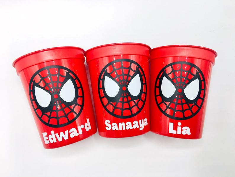 Puede incluir: Tres vasos de pl&aacute;stico rojos con un dise&ntilde;o de Spiderman y los nombres "Edward", "Sanaaya" y "Lia" impresos en ellos.