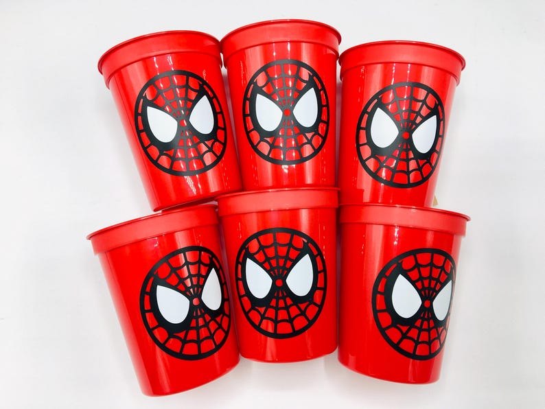 Puede incluir: Seis vasos de pl&aacute;stico rojos con un dise&ntilde;o de Spiderman en blanco y negro.