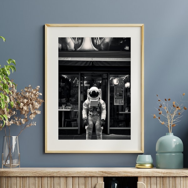 Astronaut in der Stadt | Schwarz-Weiß-Straßenfotografie | Druckbare Wanddekoration | Digitaler Download | Stadtraumkunst