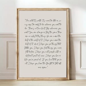 Può includere: Una citazione di arte da parete stampabile in caratteri corsivi neri su sfondo bianco. La citazione recita: "Per quello che vale, non è mai troppo tardi o, nel mio caso, troppo presto per essere chi vuoi essere. Non c'è limite di tempo, resta quando vuoi. Puoi cambiare o rimanere lo stesso. Non ci sono regole per questa cosa. Possiamo fare il meglio o il peggio. Spero che tu faccia il meglio. E spero che tu veda cose che ti scuotono. Spero che tu provi cose che non hai mai provato prima. Spero che tu incontri persone con un punto di vista diverso. Spero che tu viva una vita di cui sei orgoglioso. Se scopri che non lo sei, spero che tu abbia la forza di ricominciare da capo."