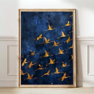 Könnte beinhalten: Ein gerahmter Druck eines blauen Hintergrunds mit einer Schar goldener Vögel, die in V-Formation fliegen. Die Vögel sind vor dem blauen Hintergrund silhouettiert.