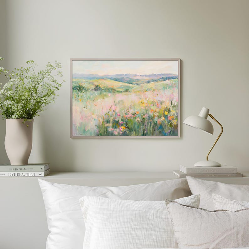 K&ouml;nnte beinhalten: Ein Gem&auml;lde, das ein Feld mit Wildblumen in einer Landschaft zeigt. Das Feld ist gef&uuml;llt mit rosa, gelben und wei&szlig;en Blumen. Der Hintergrund ist ein gr&uuml;ner, sanfter H&uuml;gel mit blauem Himmel.