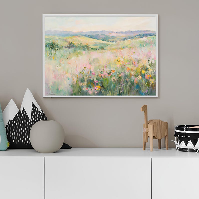 K&ouml;nnte beinhalten: Ein gerahmtes Gem&auml;lde, das ein Feld mit Wildblumen in einer Landschaft zeigt. Das Gem&auml;lde ist in einem wei&szlig;en Rahmen und zeigt eine Vielzahl von Farben, darunter Pink, Gelb und Gr&uuml;n.