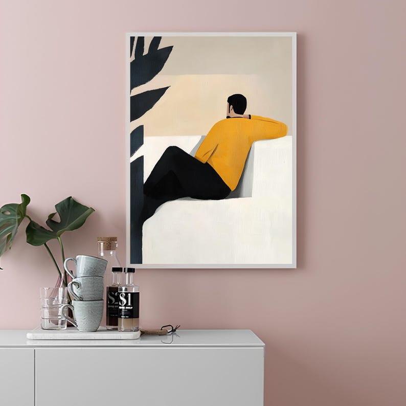 Pode incluir: Uma ilustra&ccedil;&atilde;o emoldurada de uma pessoa sentada em um sof&aacute; branco, olhando para fora de uma janela. A pessoa est&aacute; vestindo um su&eacute;ter amarelo e cal&ccedil;as pretas. Uma planta preta e branca &eacute; vis&iacute;vel no fundo.