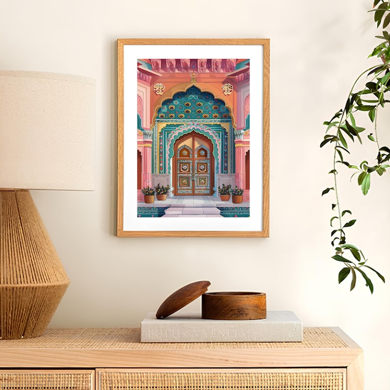 Peut inclure: Une impression encadr&eacute;e d'une porte color&eacute;e aux d&eacute;tails complexes. La porte est orn&eacute;e d'une arche turquoise et dor&eacute;e, et la porte elle-m&ecirc;me est d'un brun riche avec des sculptures orn&eacute;es. L'arri&egrave;re-plan est d'un rose et d'une p&ecirc;che doux.