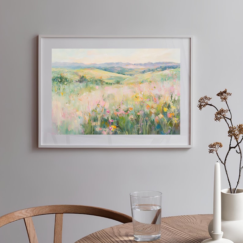 K&ouml;nnte beinhalten: Ein gerahmtes Gem&auml;lde einer Landschaft mit sanften H&uuml;geln und einem Feld voller Wildblumen in Rosa-, Gelb- und Gr&uuml;nt&ouml;nen.