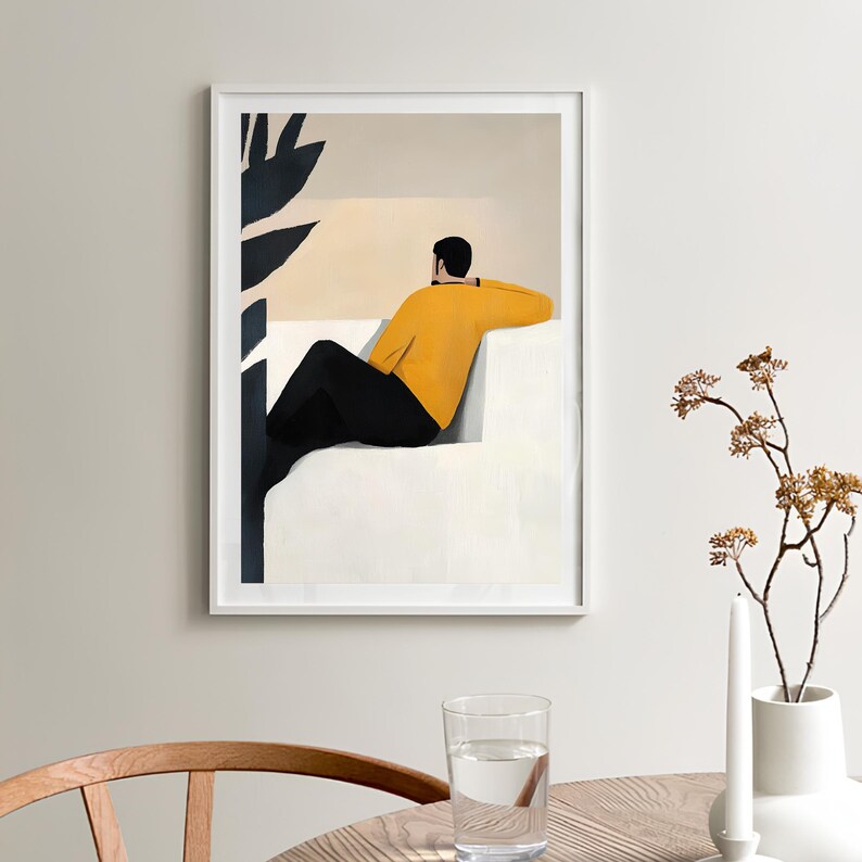 Pode incluir: Uma ilustra&ccedil;&atilde;o emoldurada de uma pessoa sentada em um sof&aacute; branco, vestindo um su&eacute;ter amarelo e cal&ccedil;as pretas. A pessoa est&aacute; olhando para fora de uma janela, e h&aacute; uma folha grande e escura no fundo.
