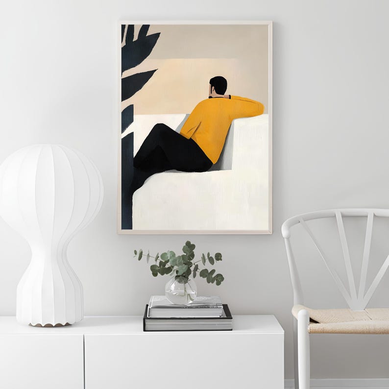 Pode incluir: Uma ilustra&ccedil;&atilde;o emoldurada de uma pessoa sentada em um sof&aacute; branco, vestindo um su&eacute;ter amarelo e cal&ccedil;as pretas. A pessoa est&aacute; de costas para o observador, olhando para fora de uma janela. Uma planta frondosa &eacute; vis&iacute;vel no fundo.