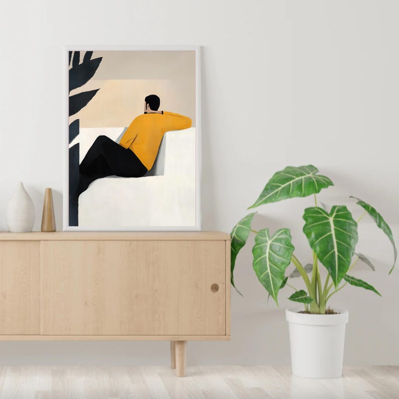 Pode incluir: Uma ilustra&ccedil;&atilde;o emoldurada de uma pessoa com um su&eacute;ter amarelo sentada em um sof&aacute; branco, olhando para fora de uma janela. O fundo &eacute; de cor bege claro com um design de folha em preto e branco.