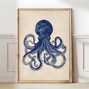Op de afbeelding: Een vintage illustratie van een octopus met acht tentakels, gedrukt in blauw en wit. De print is ingelijst.