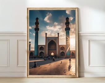 Könnte beinhalten: Gerahmter Druck einer Moschee mit zwei hohen, türkisfarbenen Minaretten und einem großen, gewölbten Eingang. Das Bild zeigt einen sonnigen Tag mit blauem Himmel, Wolken und Menschen im Innenhof. Die Architektur weist komplizierte Details und warme Farben auf.