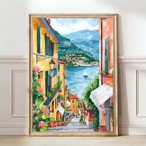 Peut inclure: Une peinture à l'aquarelle d'une rue étroite dans un village européen. La rue est bordée de bâtiments jaunes avec des toits en terre cuite. La rue mène à une vue sur un lac avec un voilier au loin.