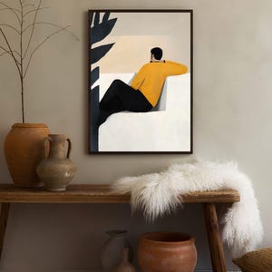 Pode incluir: Uma ilustra&ccedil;&atilde;o emoldurada de uma pessoa sentada em um sof&aacute; branco, vestindo um su&eacute;ter amarelo e cal&ccedil;as pretas. A pessoa est&aacute; olhando para fora de uma janela, e h&aacute; uma planta no fundo.