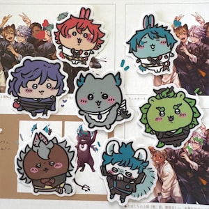 Può includere: Una collezione di adesivi di personaggi dei cartoni animati colorati con vari disegni. Gli adesivi presentano personaggi con diversi colori di capelli, abiti ed espressioni. Alcuni personaggi hanno tratti animali e gli adesivi sono delineati in bianco.