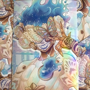 Pode incluir: Uma impress&atilde;o de arte retangular apresentando um personagem estilizado com cabelo azul fluido, uma m&aacute;scara adornada com flores cor de creme e uma borboleta grande, e uma m&atilde;o mec&acirc;nica. O personagem veste uma pe&ccedil;a branca com um detalhe azul.