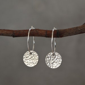 Brincos de argola com disco martelado | Brincos de argola texturizados minimalistas | Brincos de argola em prata de lei | Brincos de argola Huggies | Presente para ela