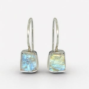 Pendiente de piedra lunar en bruto, pendiente de plata hecho a mano, pendiente colgante, piedra lunar azul fuego, joyería de piedra en bruto, piedra natal de julio, regalo de Navidad