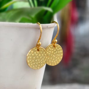 Small Hammered Disc Earrings / Heggie Disc Earrings / Hammered Gold Coin Earrings / Gift For Mom / Minimalist Circle Earring / Gift For Wife