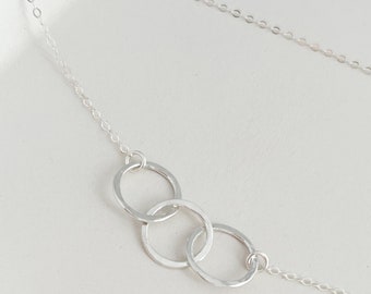 Hammered Circles Interlocking necklace / Mother daughter necklace / Birthday gift for mother / Trinity Linked Necklace / Unity Necklace