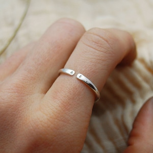 Bague empilable personnalisée • Bague empilable • Bague ouverte à deux lettres • Bague en argent • Bague minimaliste • Bague câlin • Cadeau de la Saint-Valentin pour elle