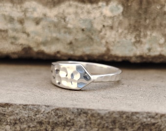 Sterlingzilveren Ouroboros-slangring: gehamerd Eternity-band