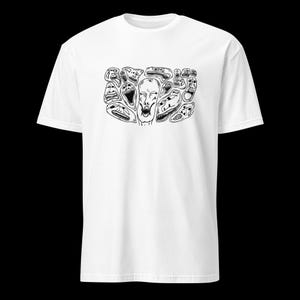 Puede incluir: Camiseta blanca con un estampado gráfico en blanco y negro de varias caras con la boca abierta.